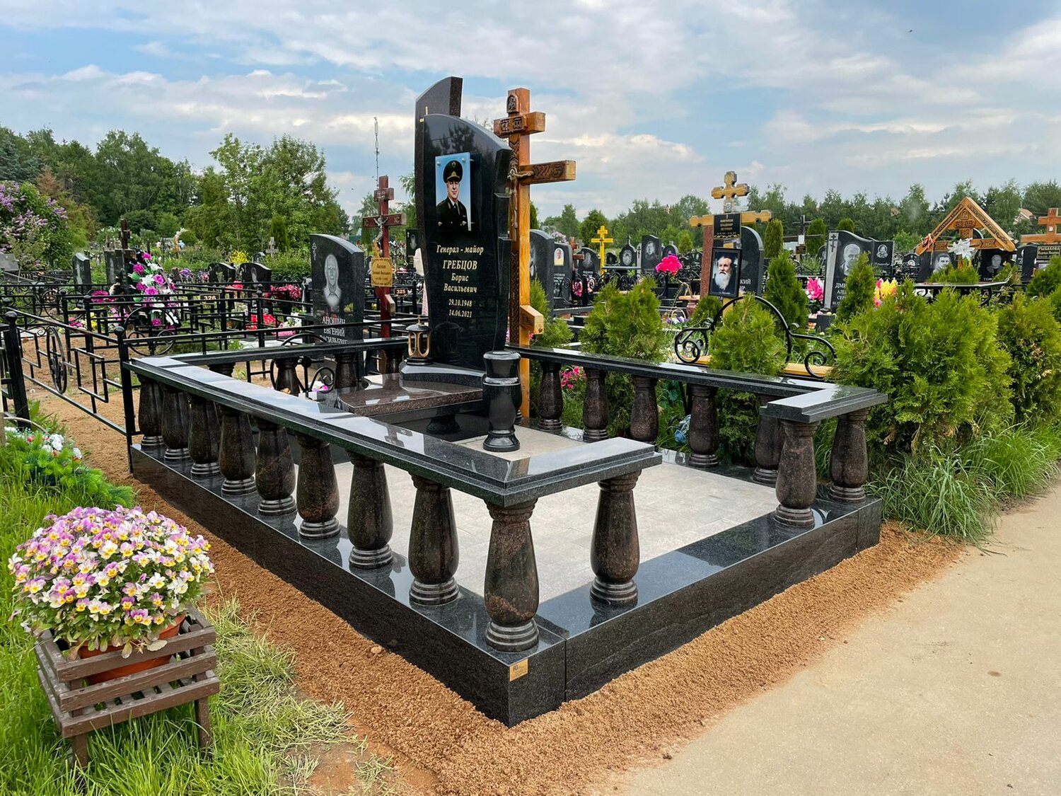 двойные гранитные памятники, памятник, современные памятники на могилу, красивые памятники на могилу, кладбище памятники