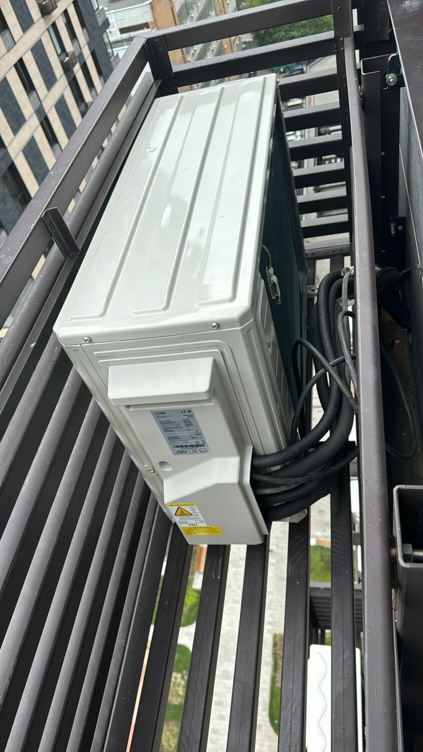 наружный блок кондиционера на балконе, кондиционер внешний блок, кондиционер, кондиционер на лоджии внешний блок, внешний блок кондиционера на балконе