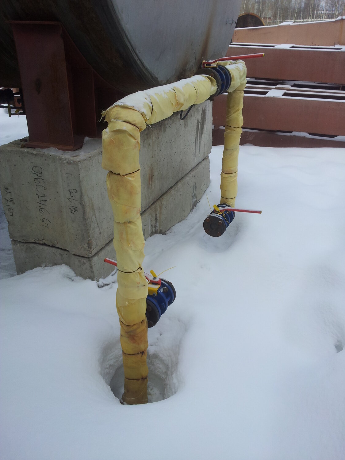 открытый колодец теплотрассы ульяновск, газовые трубы зима, труб, тепловая сеть, теплотрасса