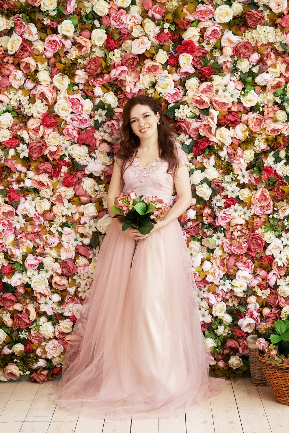 платье с цветами, фотосессия на фоне цветочной стены, красивые цветочные платья, девушки, воздушное платье
