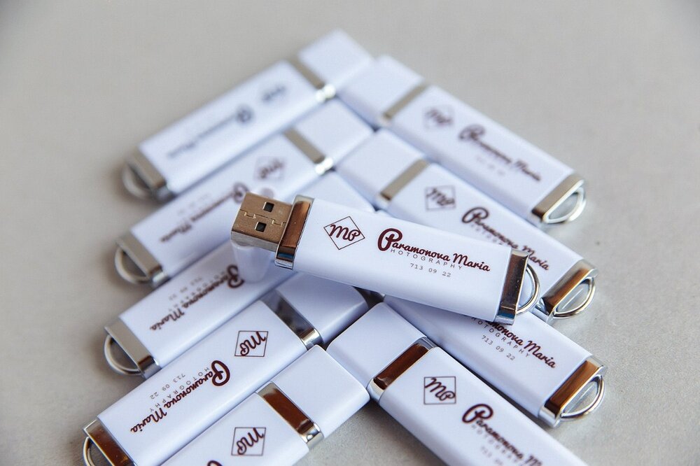печать на флешках, именные флешки, именная флешка с гравировкой, usb-флеш-накопитель, флешка серебристая с гравировкой