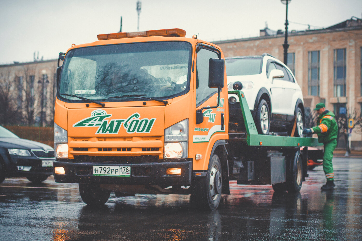 Заказ эвакуаторов в Санкт-Петербурге: 100 эвакуаторщиков со средним ...