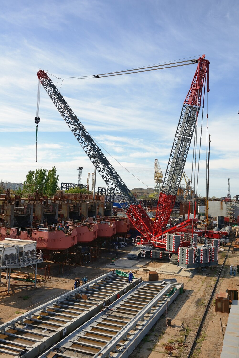 mammoet кран tobolsk, mammoet кран 1600 тонн, кран mammoet грузоподъемность, mammoet кран кольцевой, liebherr 130 000 гусеничный кран красного цвета ярко-красный