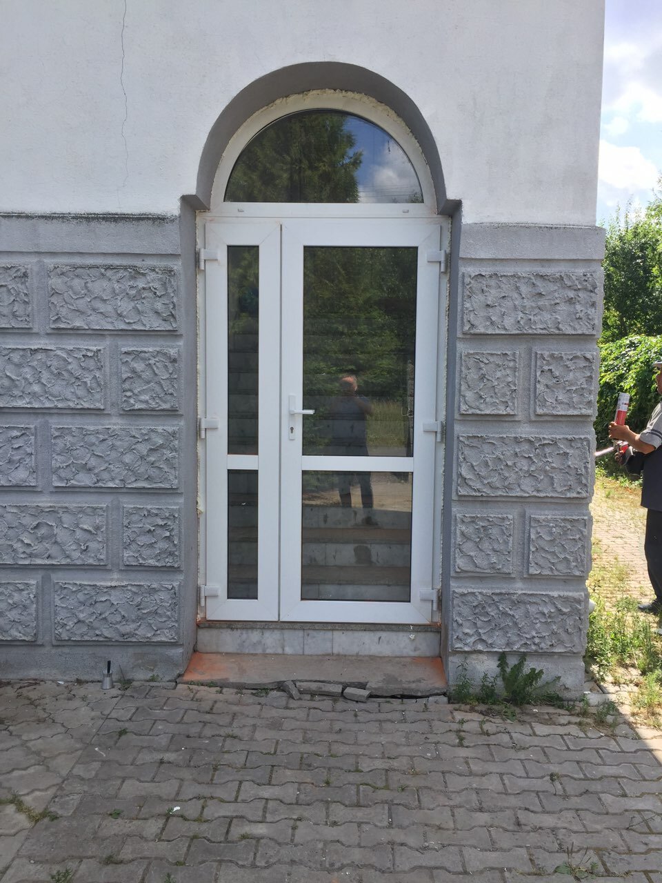 пластиковое окно, окно, дверь, дверь входная арочная из алюминия черная, улица