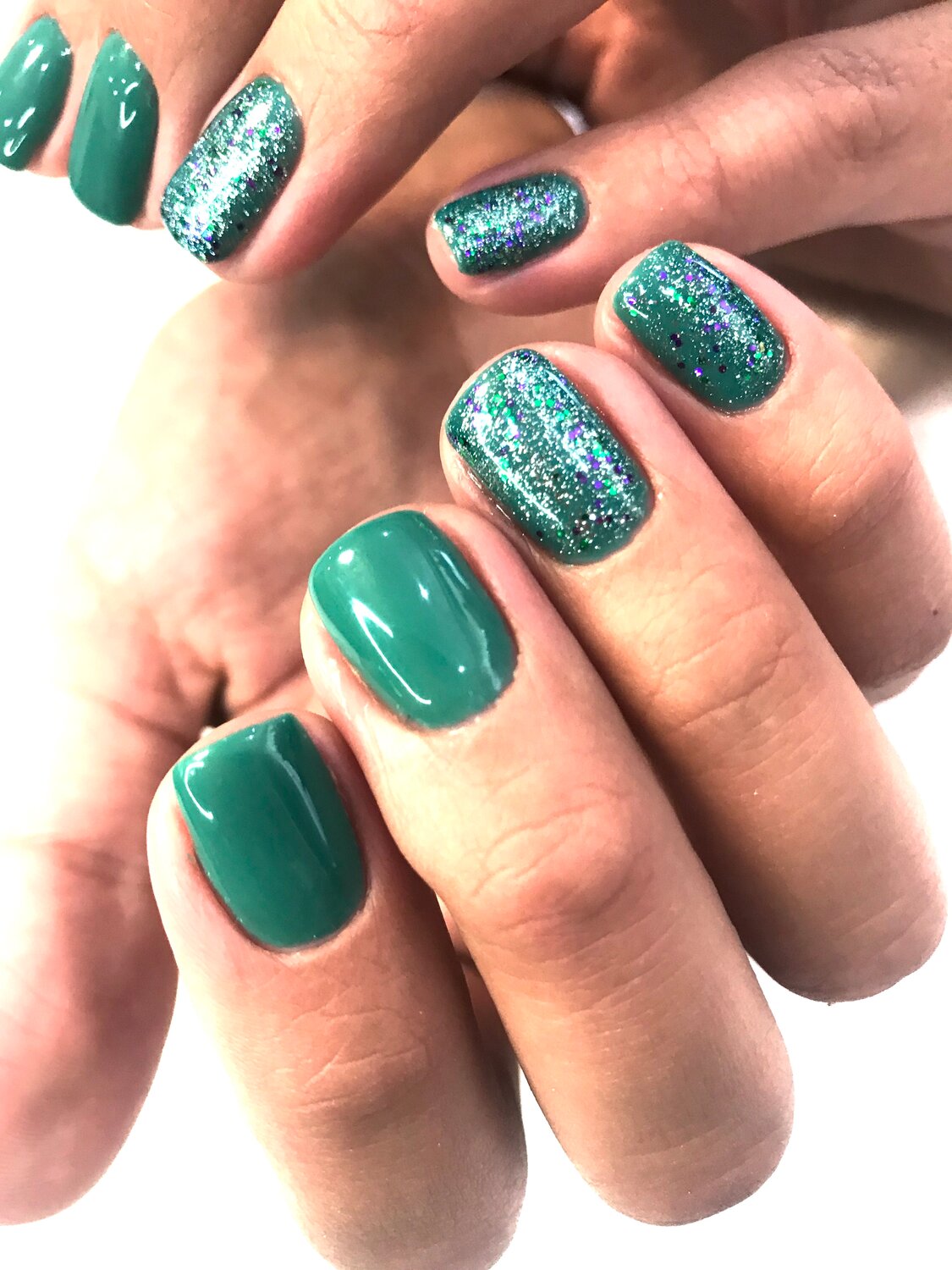 маникюр зеленый, маникюр с изумрудным цветом и фаталью, маникюр бирюзовый с изумрудным, изумрудный маникюр 2020, изумрудный глиттерный маникюр