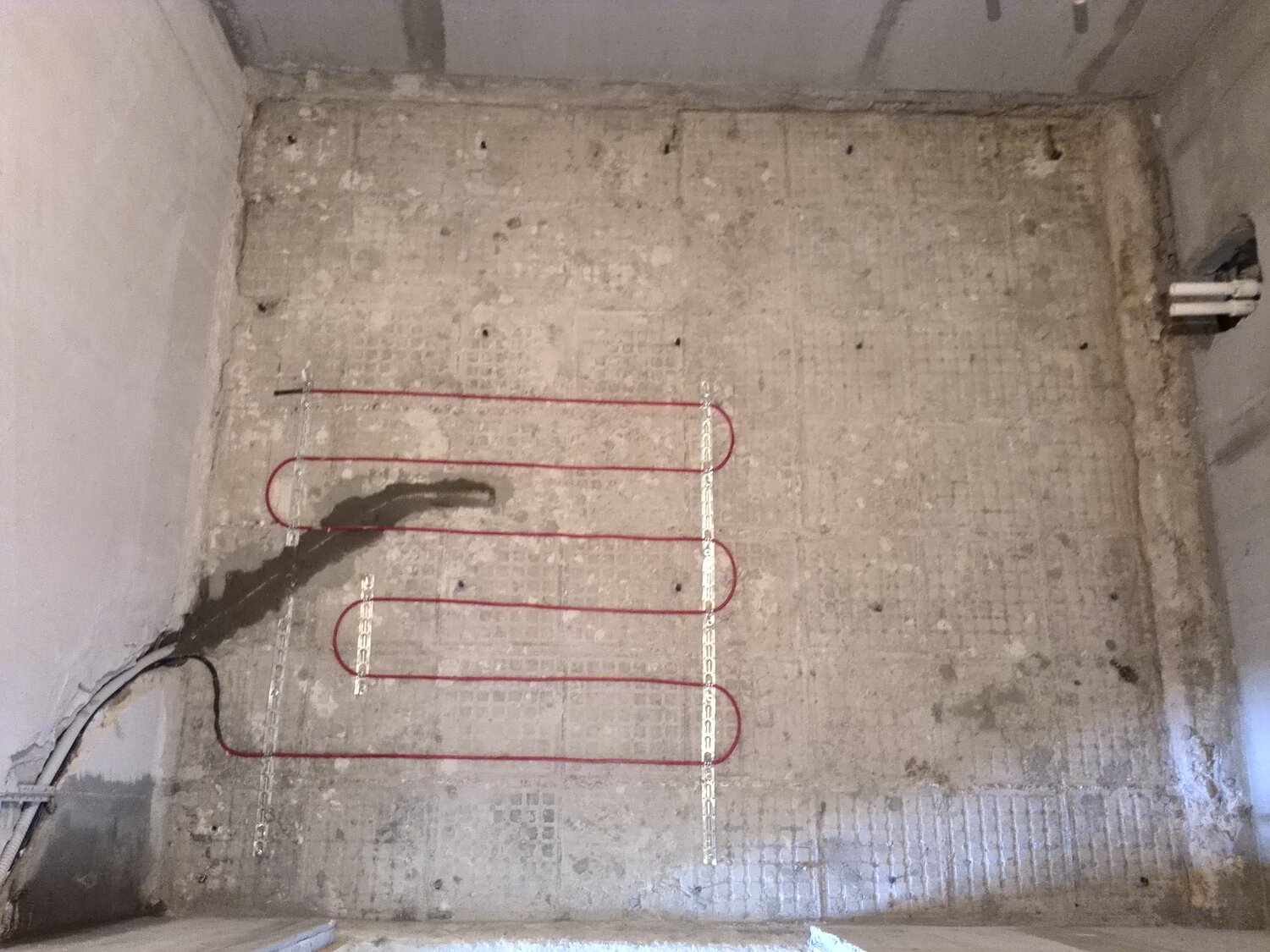 кабельный теплый пол штроба, штробление плиты перекрытия под термодатчик теплого пола, электрический теплый пол в душевой, тёплый пол, монтаж датчика теплого водяного пола