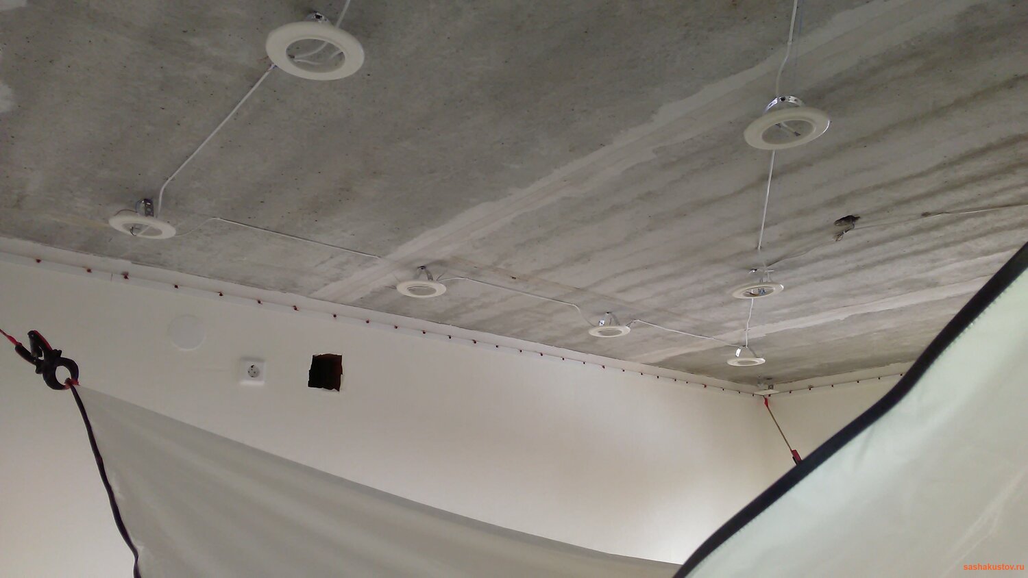 Процесс монтажа натяжного потолка