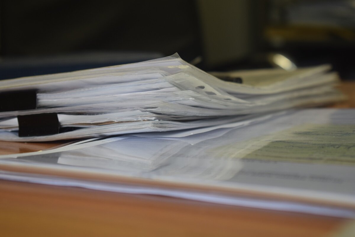 стопка документов, стопка бумаг на столе, стопка бумаг, стопка документов медицинских, деловые бумаги