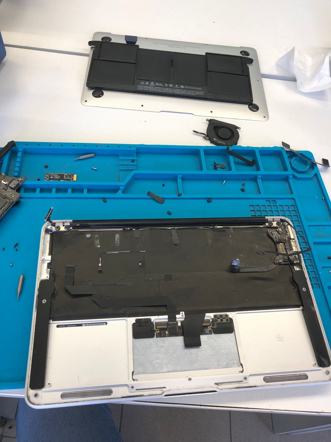 разбор macbook air 13 m1, корпус macbook air 13 a1466, macbook air a1466 topcase, макбук а1377 внутри, деталь