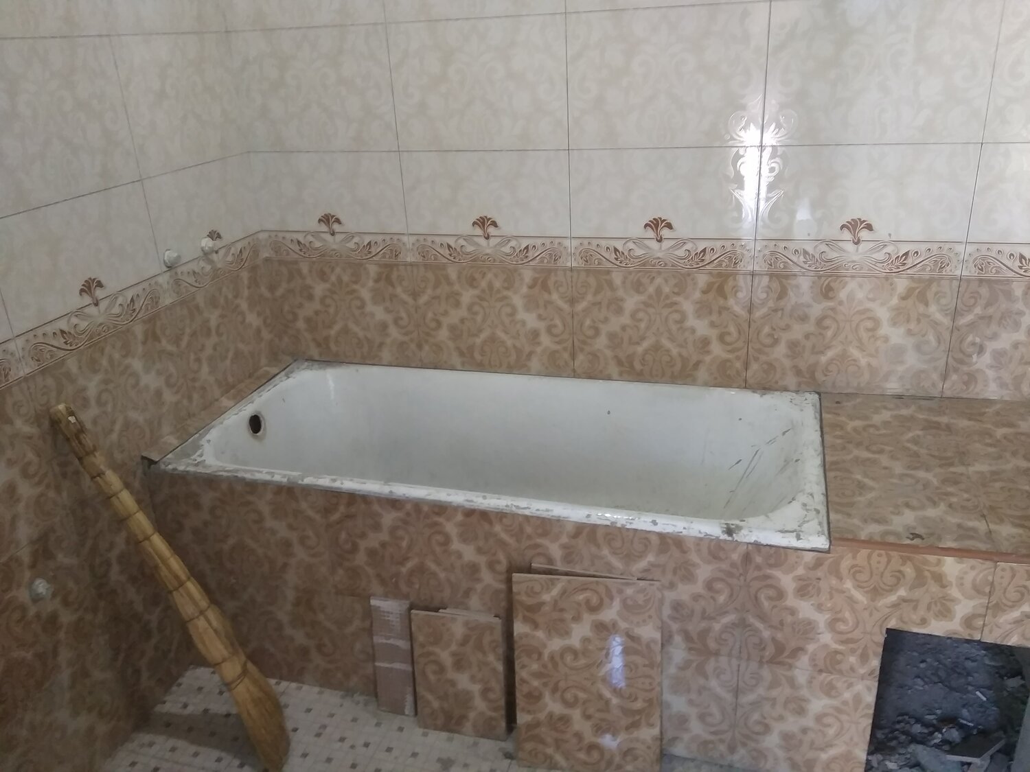 обшивка ванны плиткой, отделка ванны плиткой, укладка плитки от ванной, ванна обложенная керамогранитом, торец ванны в плитке