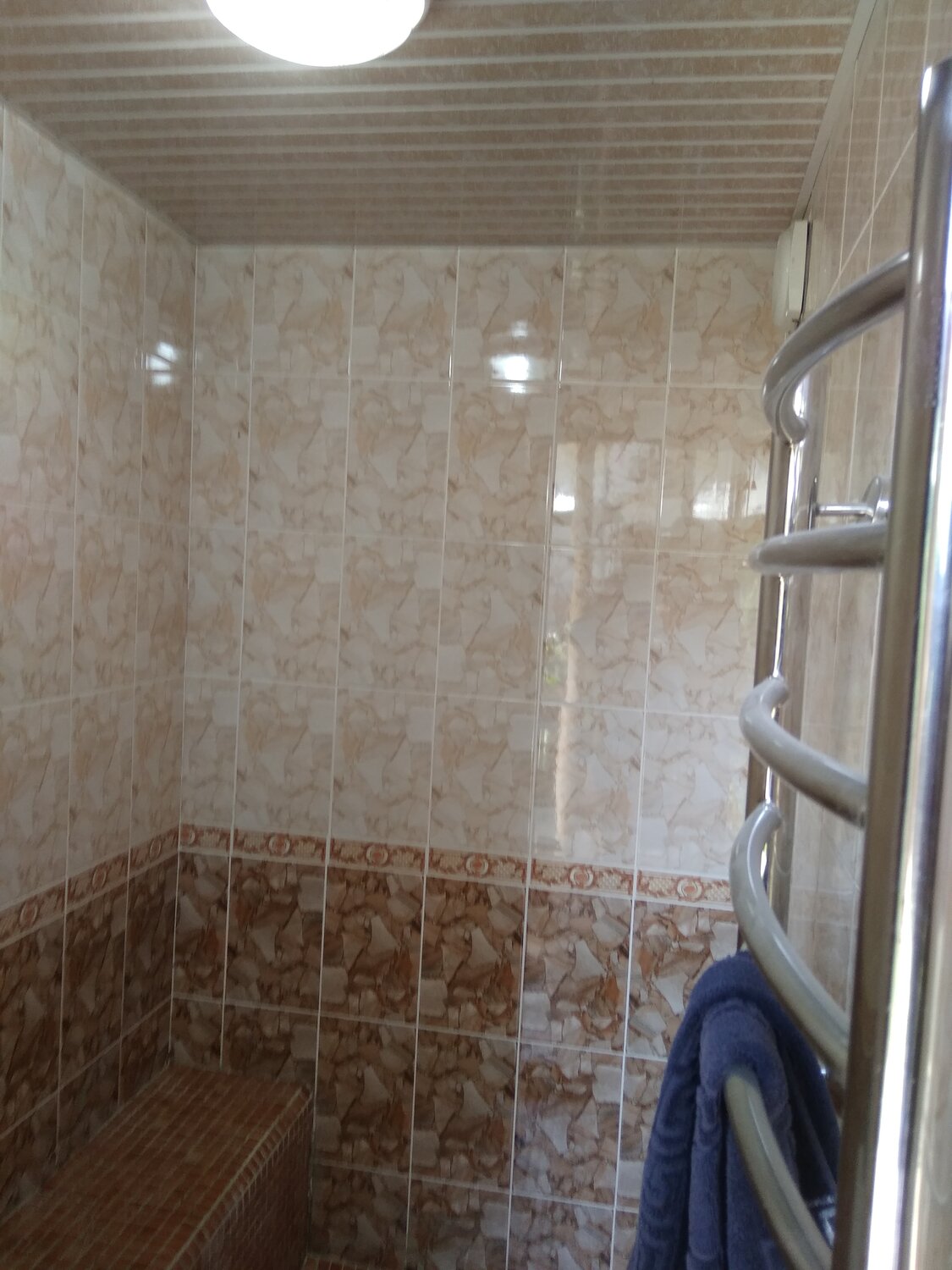 панель пвх барон коричневый, панели пвх, панели пвх для туалета, панели пвх в комнате, панель пвх "фриз" барон 102 черный 2,7х0,25