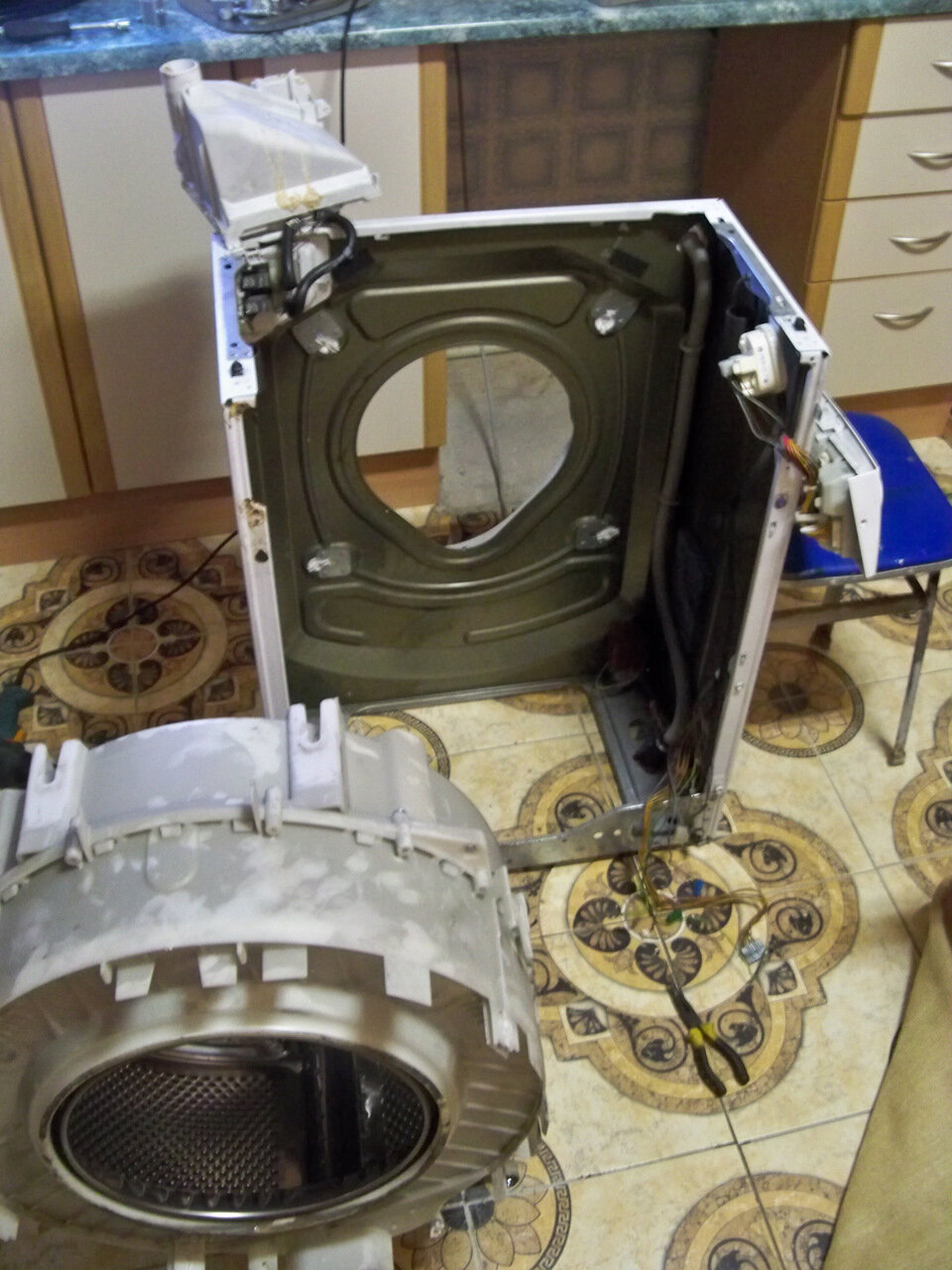внутрь стиральной машины, стиральная машина, починка стиральной машины, разобранная стиральная машина, неблокирующейся стиральной машины