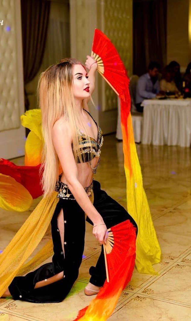 восточный танец с вейлами, танец живота, восточные танцы вейлы девочки, танцовщица восточных танцев блондинка, девушка