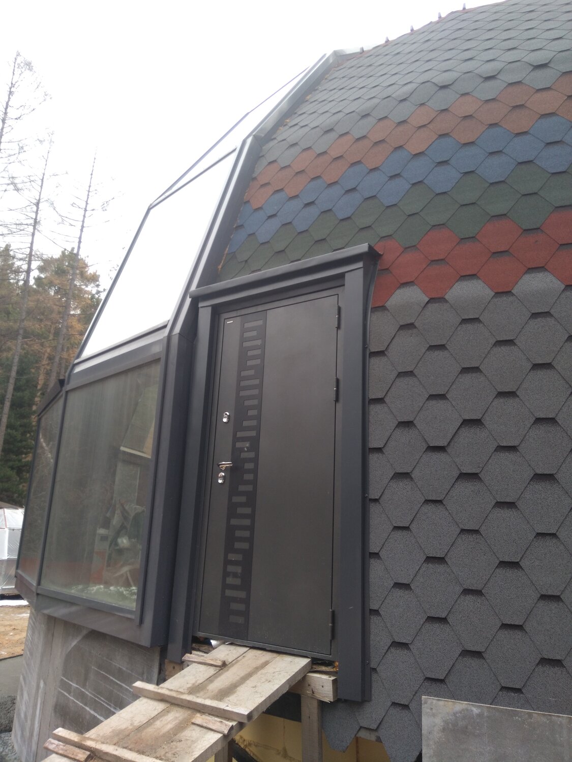 окно мансардное велюкс монтаж мягкая черепица, битумная черепица, мансардное окно велюкс гибкая черепица, мягкая кровля купол, мягкая кровля катепал рокки махагон