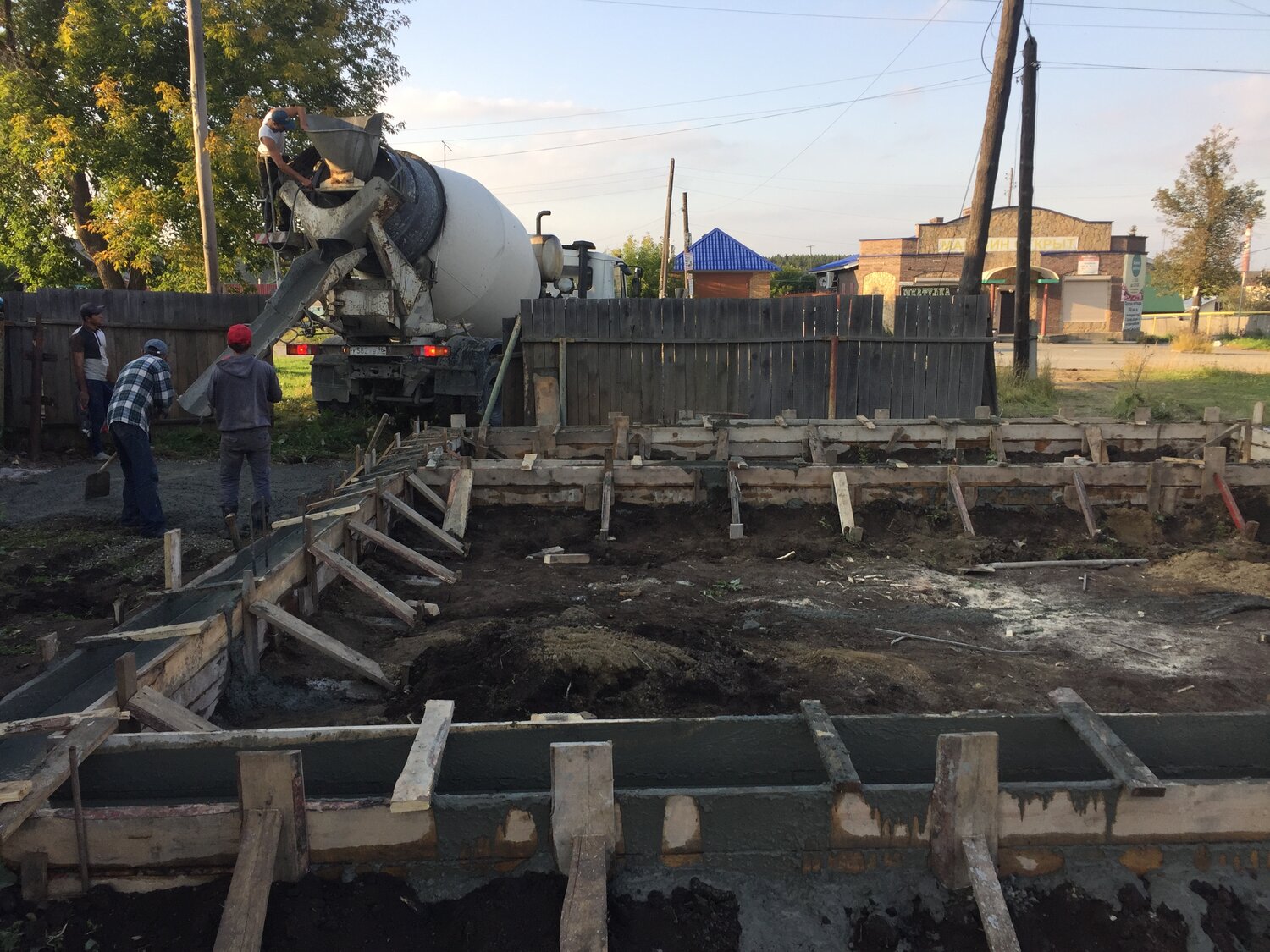 фундамент, заливка фундамента бетономешалкой, монолитный каркасный дом на ленточном фундаменте, строительство, ленточный фундамент