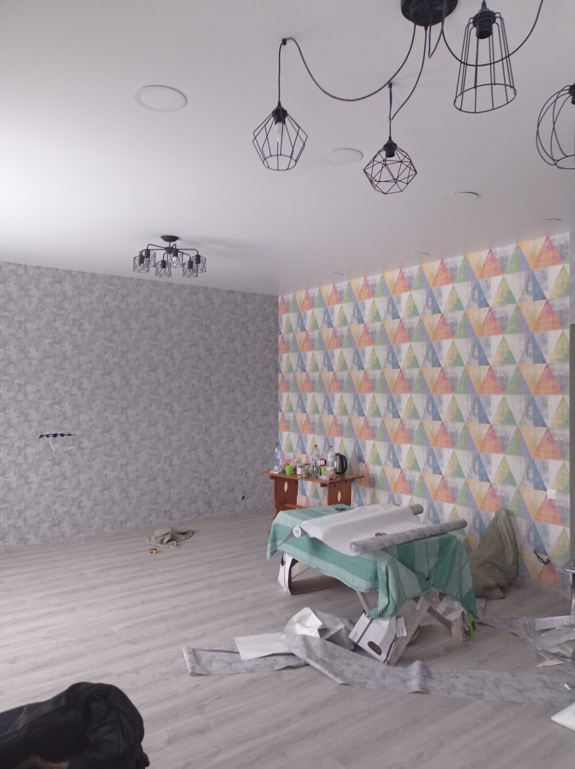 grandeco арт. un3202, квартира, интерьер, обои двух видов в жилой комнате, комната