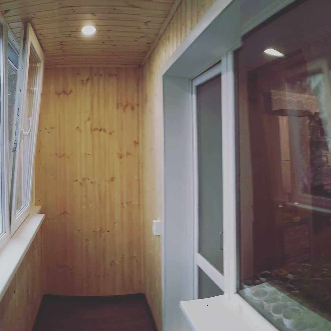 балкон с евро вагонкой, балкон вагонка крашенная, евровагонка обшивка балкона, отделка лоджии 6м, балкон застеклен вагонкой