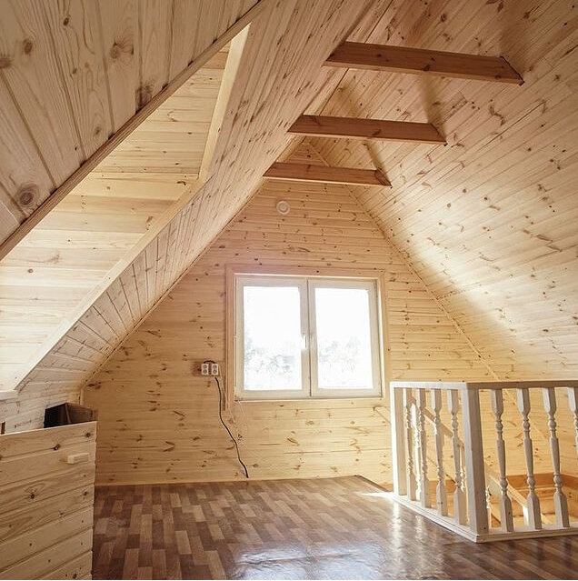 обшивка мансарды вагонкой, отделка мансарды вагонкой, брусовой дом с мансардой внутри, мансарда на 2 эт деревянного дома из бруса, мансарда полтора этажа