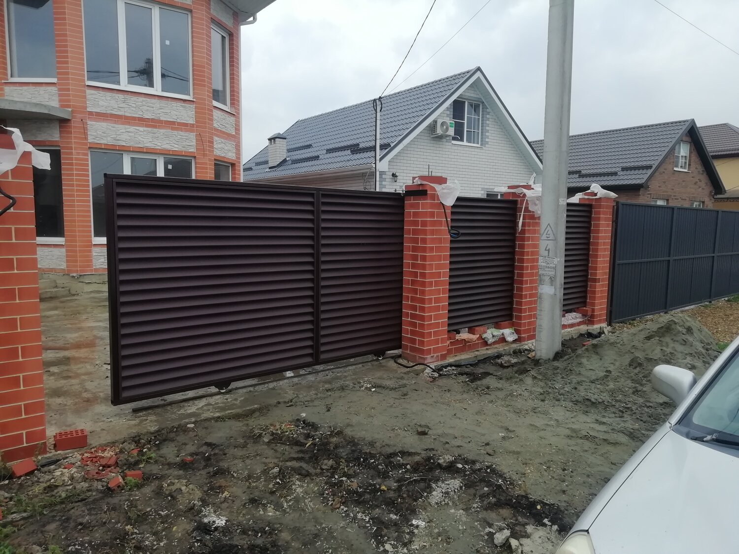 забор жалюзи с кирпичными столбами, забор, ворота, забор жалюзи монтаж, еврожалюзи забор ворота