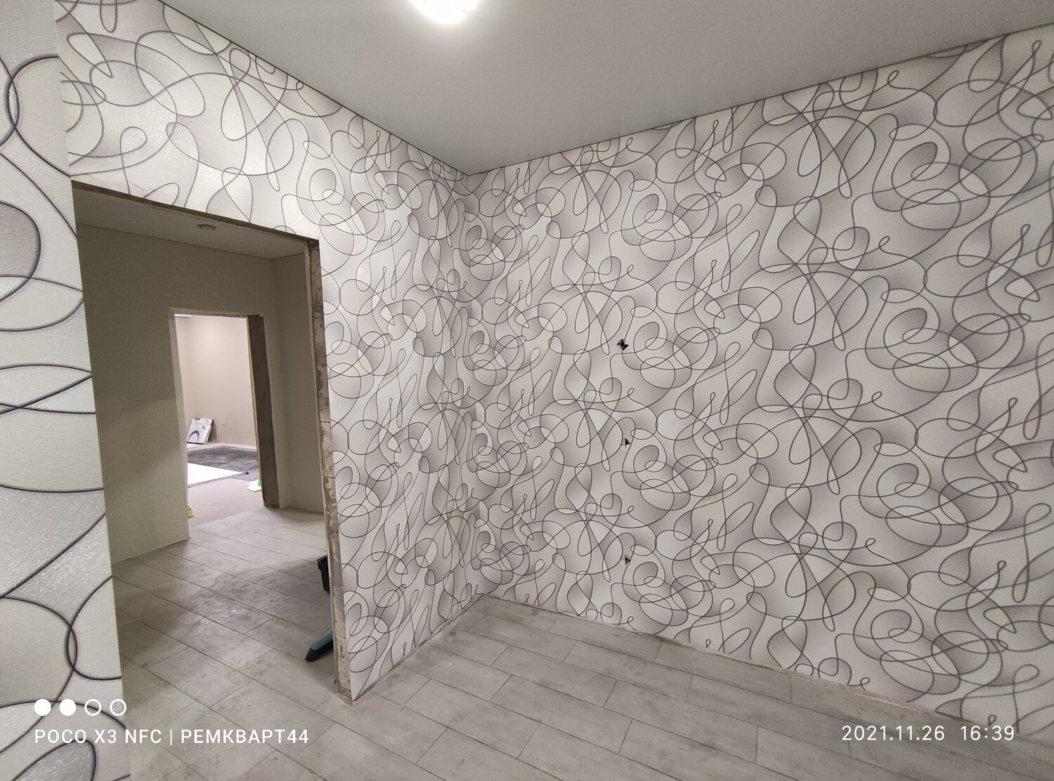 обои для оклейки стен в квартире, поклейка обоев, стен, пример поклейки стен в коридоре, квартира