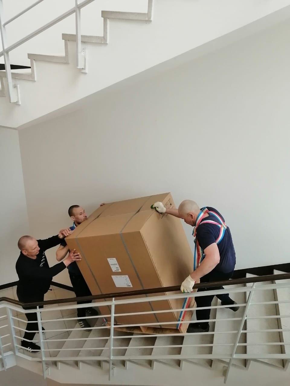 подъем мебели на этаж, грузчик, подъем на этаж, грузчики с холодильником, грузчик на лестнице с коробками