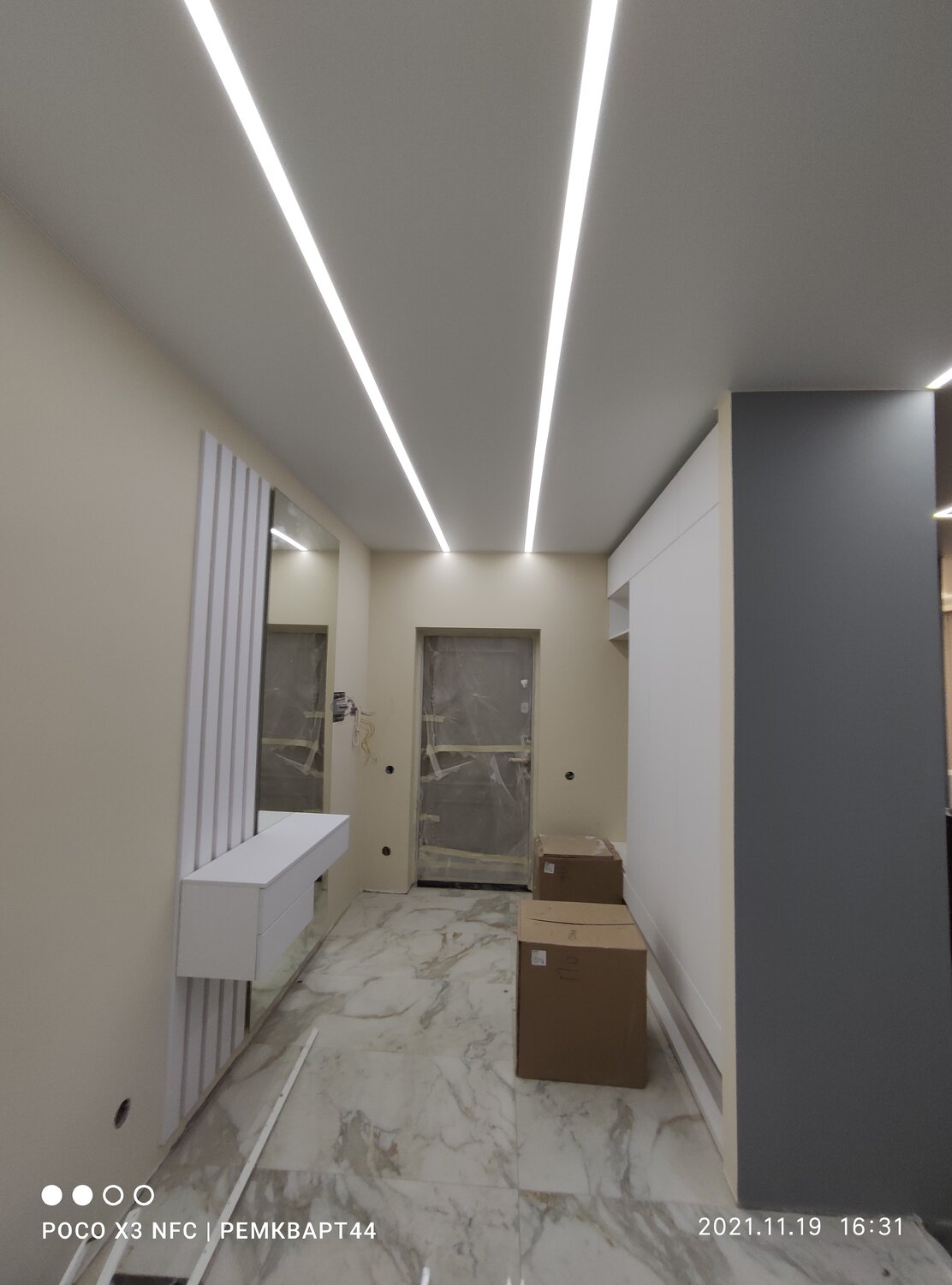 световые линии в коридоре, световые линии, световые линии натяжной потолок, световые линии в прихожей, световые линии в ванной