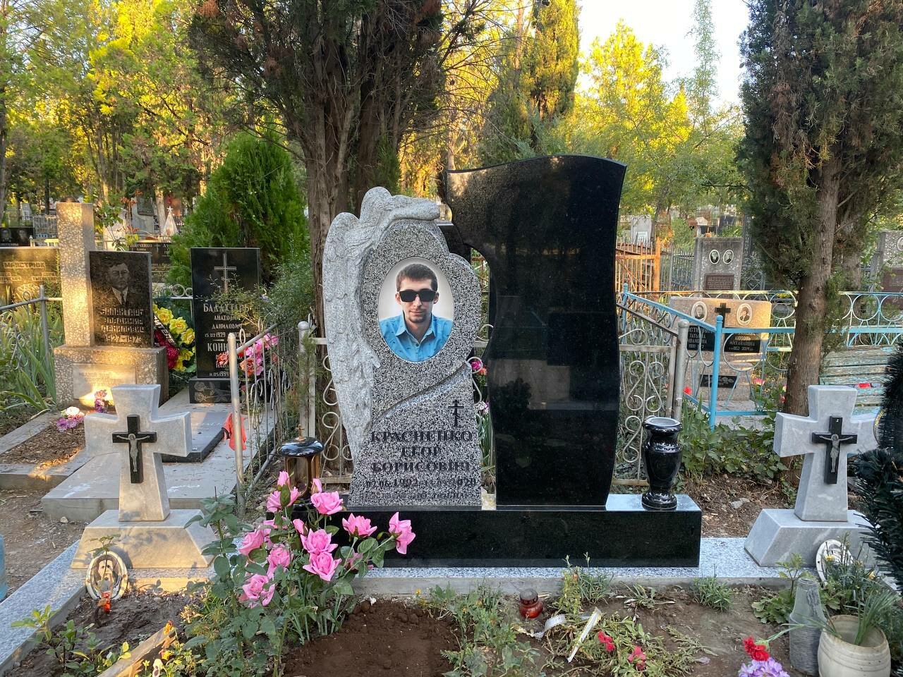 николай рыбников могила, памятники из гранита, памятники на могилу, памятник для девушки на могилу, памятники на кладбище
