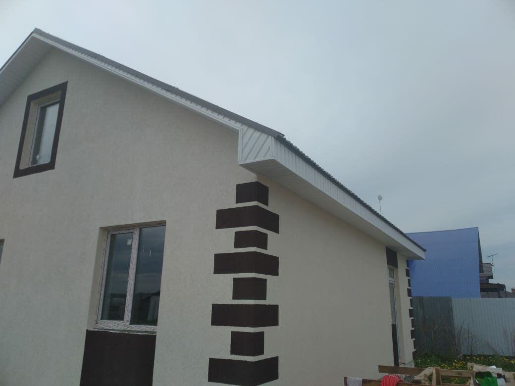 фасады домов из газобетона, одноэтажный дом из блоков с отделкой под короед, дома дачи коттеджи, цвет краски для фасада дома, дома дом