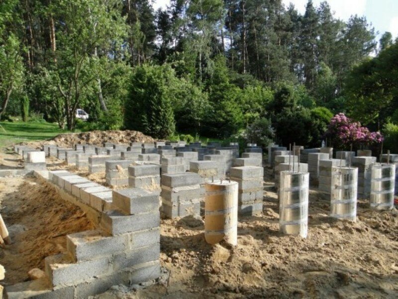 фундамент из свай, столбчатый фундамент для бани, столбчатый фундамент из блоков, столбчатый фундамент, фундамент домов на столбах