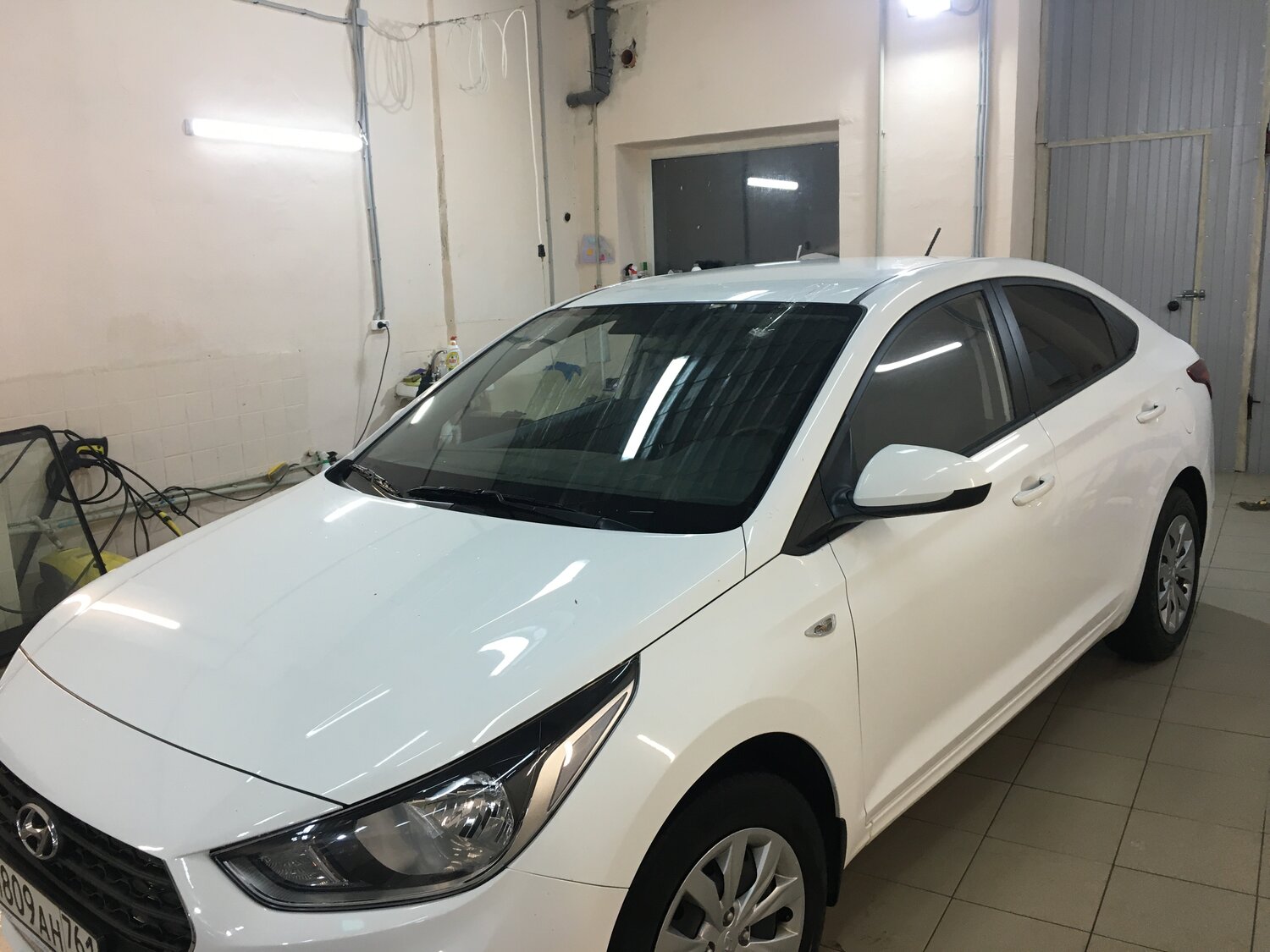 hyundai solaris, белый хендай солярис, хёндай солярис 2019 белый тонированный, черная крыша хендай солярис 2, hyundai solaris 2018