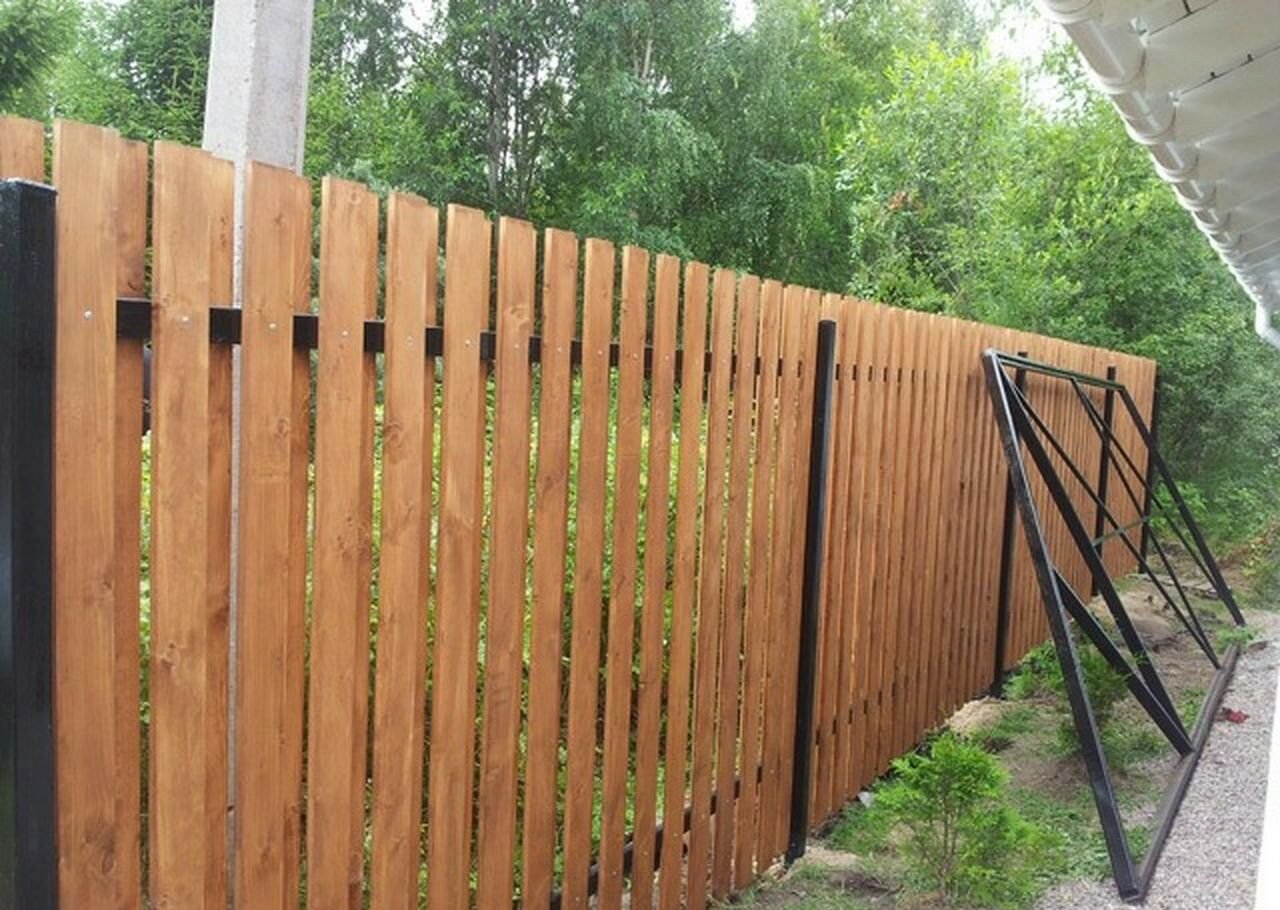 деревянный забор из штакетника, деревянный забор, заборы для дачи штакетник, забор из штакетника под дерево, забор из евроштакетника под дерево