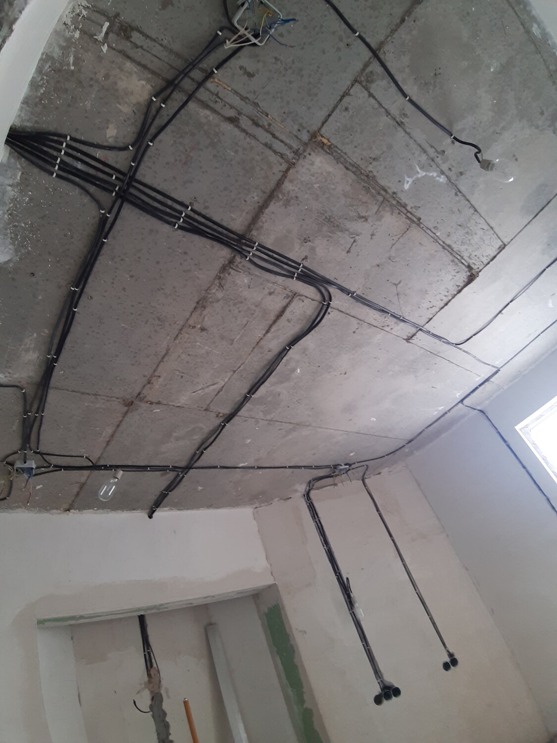 разводка электропроводки по потолку, разводка электрики по потолку, разводка по потолку, электромонтаж по потолку без гофры, электромонтажные работы