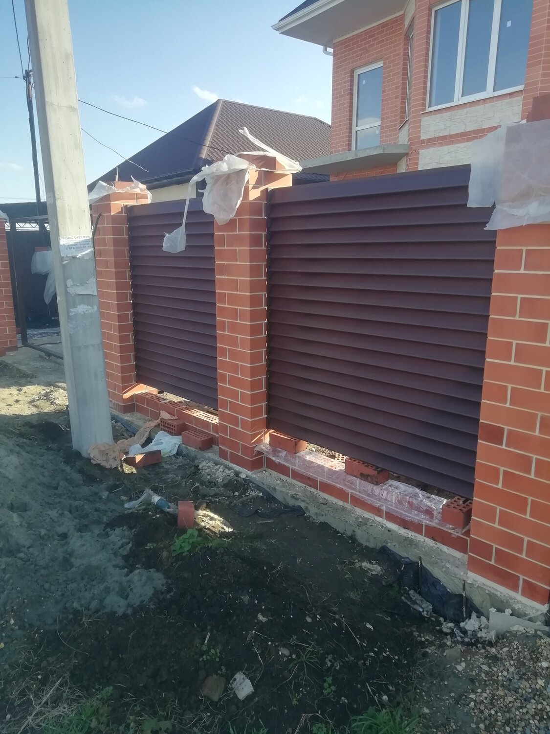 забор с кирпичными столбами, забор из профлиста с кирпичными столбами, кирпичные столбы, кирпичные заборы, забор из кирпича и профнастила