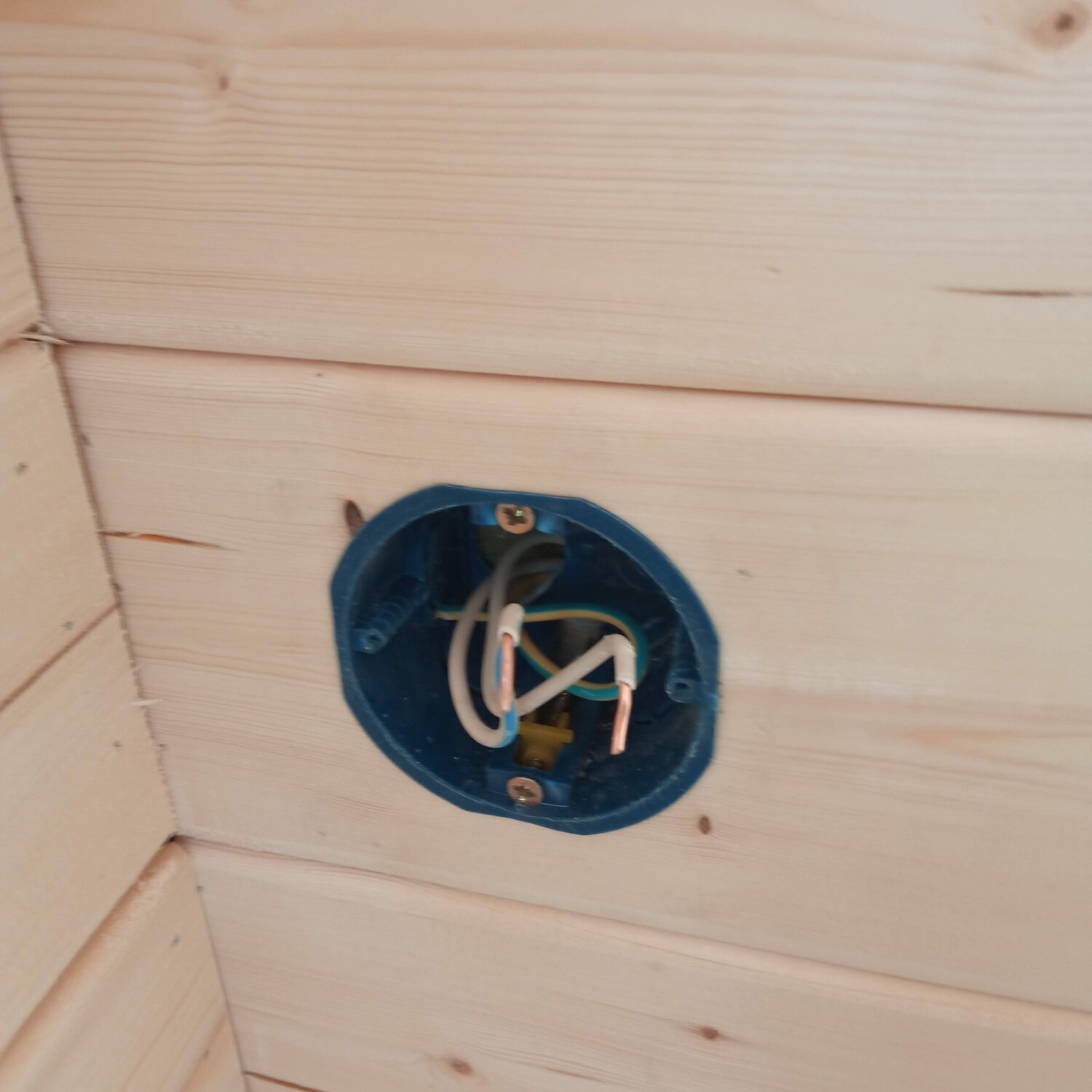 старый подрозетник, подрозетник, подразетник или подрозетник, подрозетники, подрозетник в гипсокартон