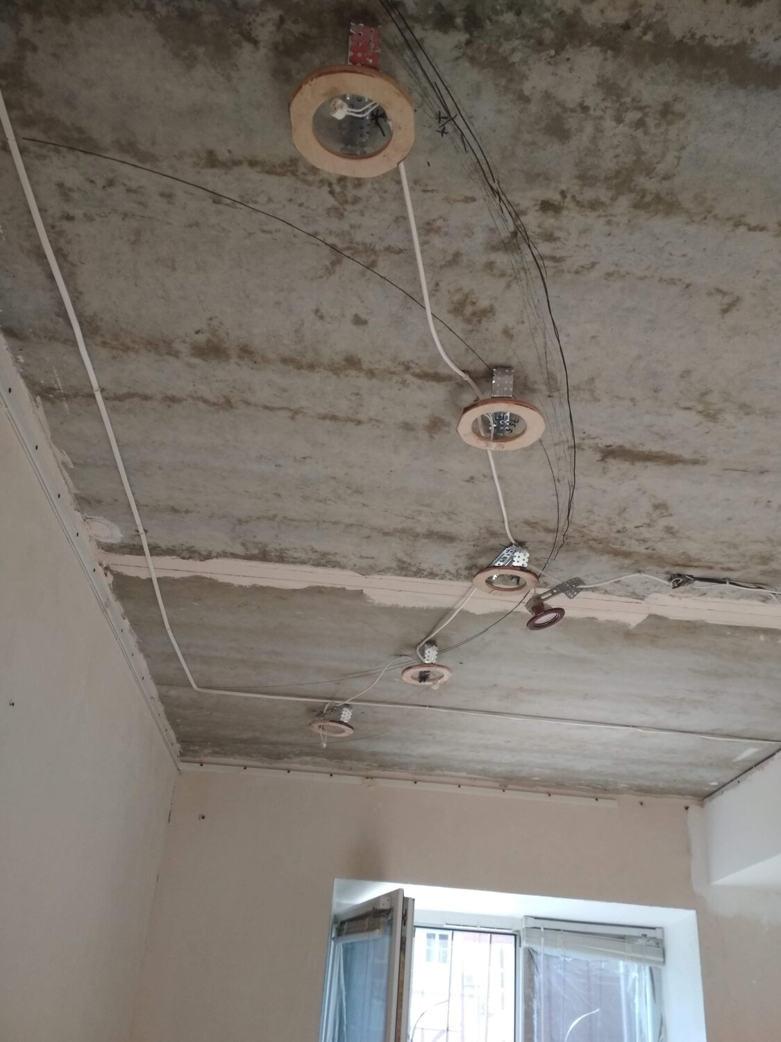 разводка под точечные светильники на потолке, монтаж точечных светильников, монтаж точечных светильников в натяжной потолок, установка светильников, соединение точечных светильников на потолке