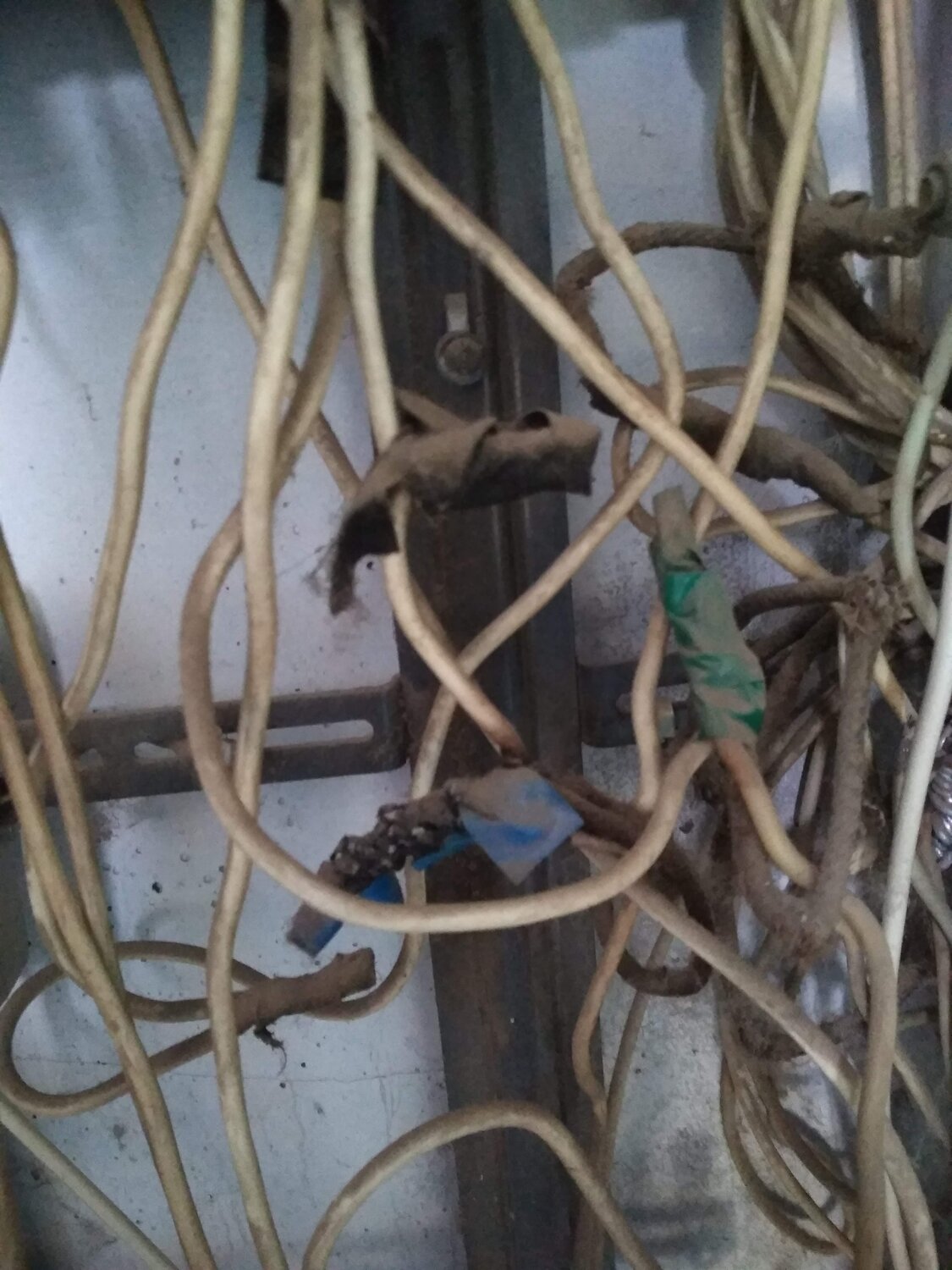 алюминиевая проводка, новая алюминиевая проводка, запутанные провода, старые алюминиевые провода, провода