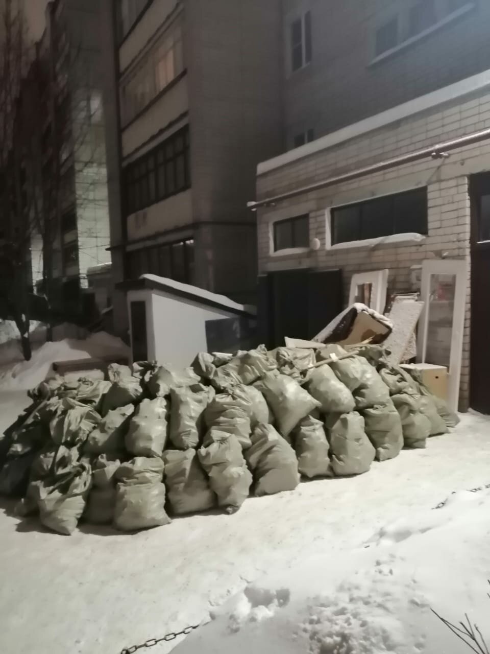 строительный мусор, строительный мусор зимой, строительный мусор в мешках, отходы, строительные отходы