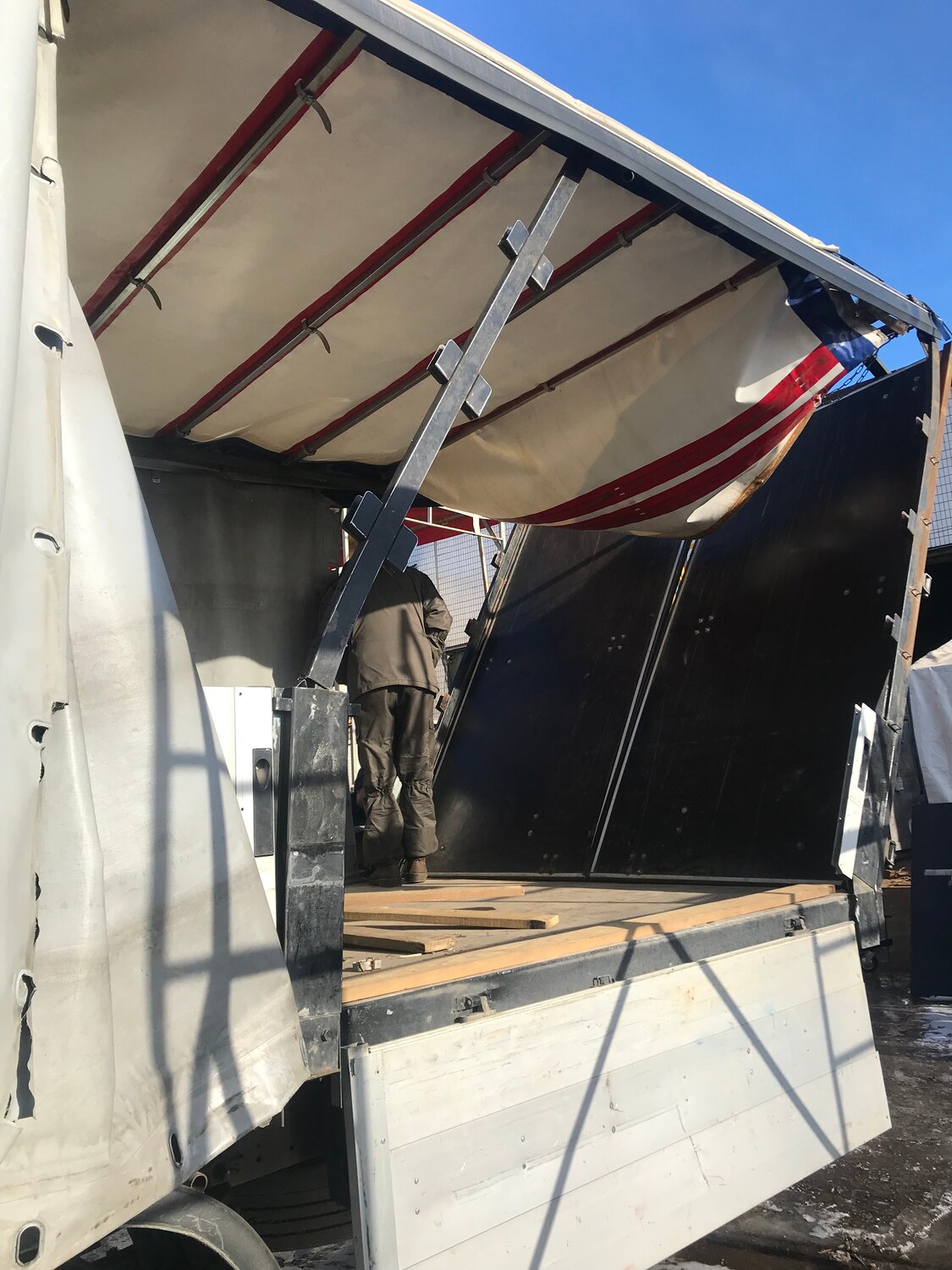 Ремонт крыши будки тентом - 83 фото