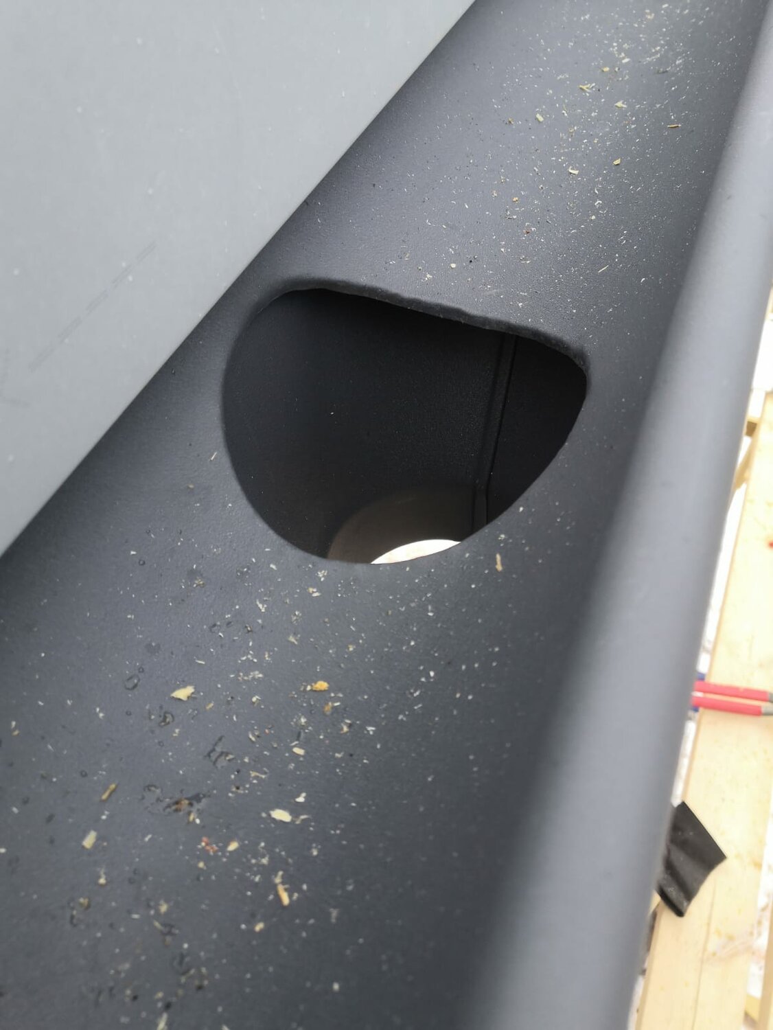 короб под сабвуфер, короб для сабвуфера, короб под саб, короб на 130 литров на трубе в акцент, проходной элемент технониколь шинглас серый
