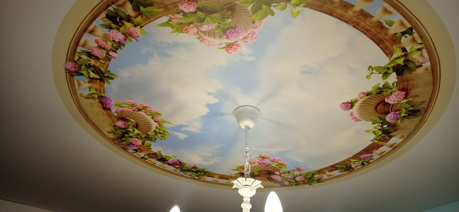 натяжные потолки с фотопечатью, роспись потолка, роспись круглого потолка, фотопечать в круглом потолке, роспись потолка в гостиной