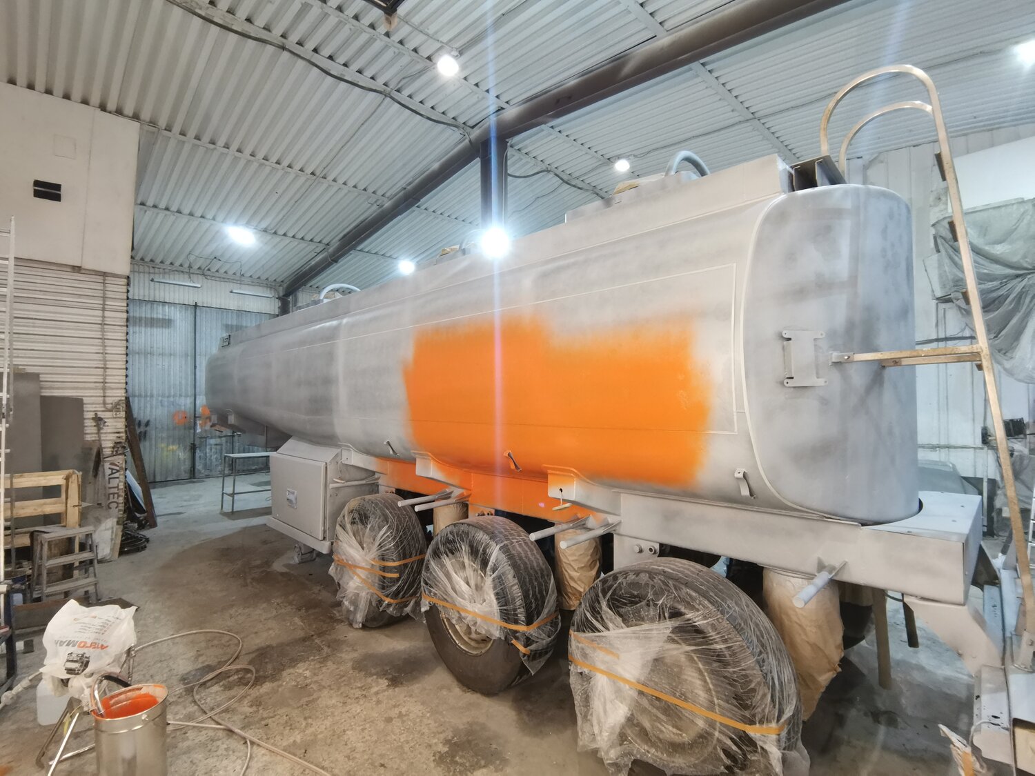 цистерна цементовоз бецема тц-21.3, 20 тонный резервуар, алюминиевая цистерна, полуприцеп цистерна, покраска автоцистерн