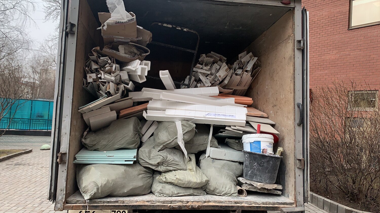 Вывоз мусора в Москве и Московской области: 120 водителей мусоровоза со ...