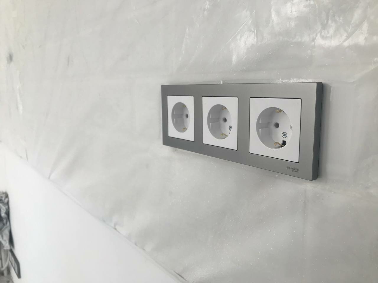 монтаж розетки под выключателем, розетка электрическая, розетки и выключатели в интерьере, розетки в интерьере, розетки и выключатели