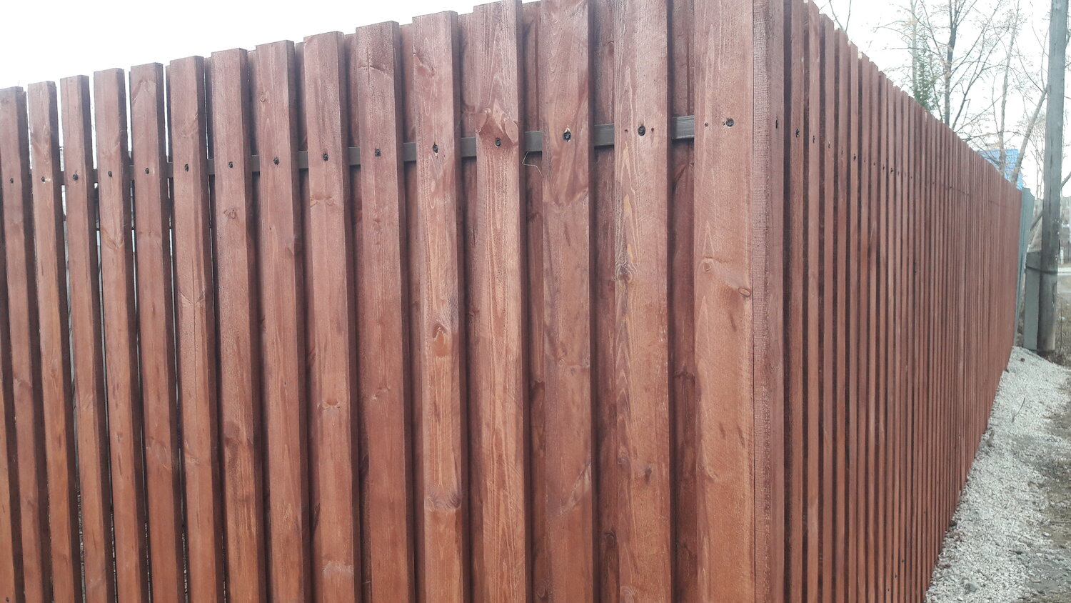 деревянный забор, деревянный штакетник, забор из деревянного штакетника, забор штакетник деревянный, забор деревянный штакетник коричневый