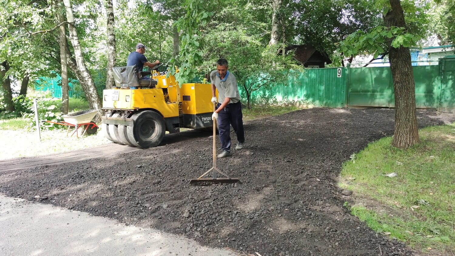 асфальтирование, благоустройство двора, укладка асфальта, благоустройство территории рабочие, асфальтовое покрытие