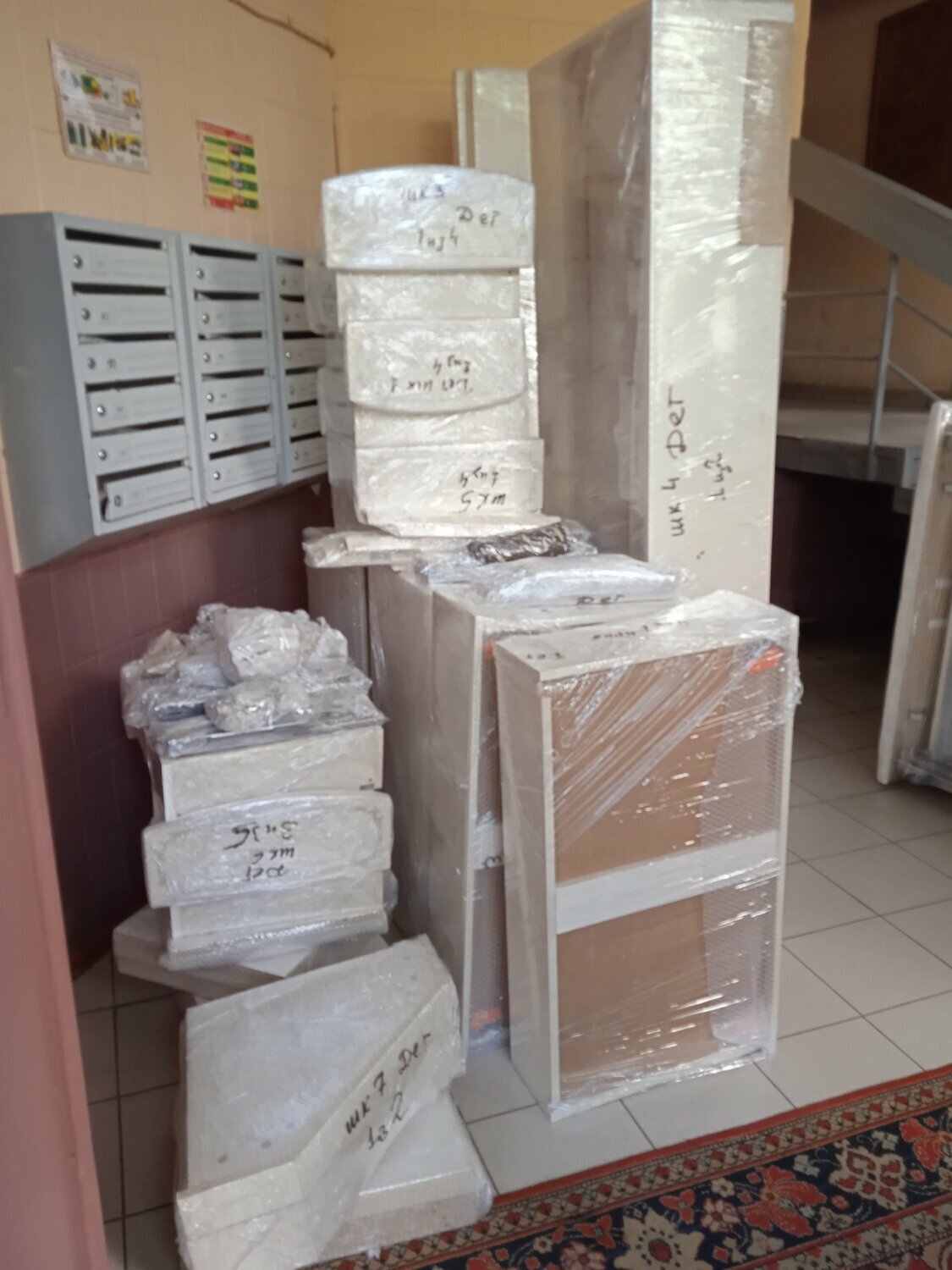 упаковка, картонная упаковка, вещи в квартире, упаковка для одежды, бумажная коробка