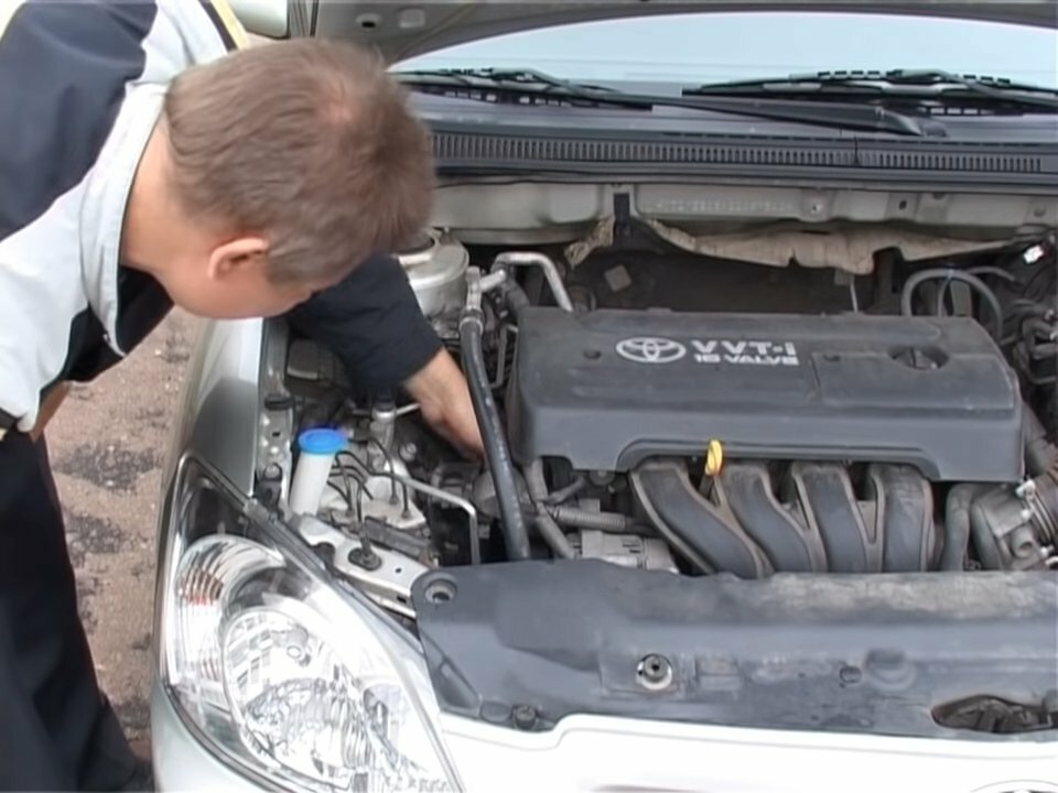 моторный отсек тойота королла филдер 2005 г, toyota allex 2002 под капотом, toyota corolla axio 2007 двигатель, королла 2005 моторный отсек, toyota corolla spacio zze122 подкапотное