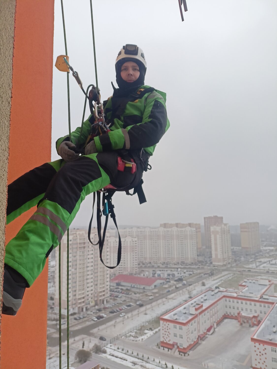 промышленный альпинизм, промышленный альпинист, высотная мойка окон альпинистами, промальп промышленный альпинизм, пром альпинист в каске