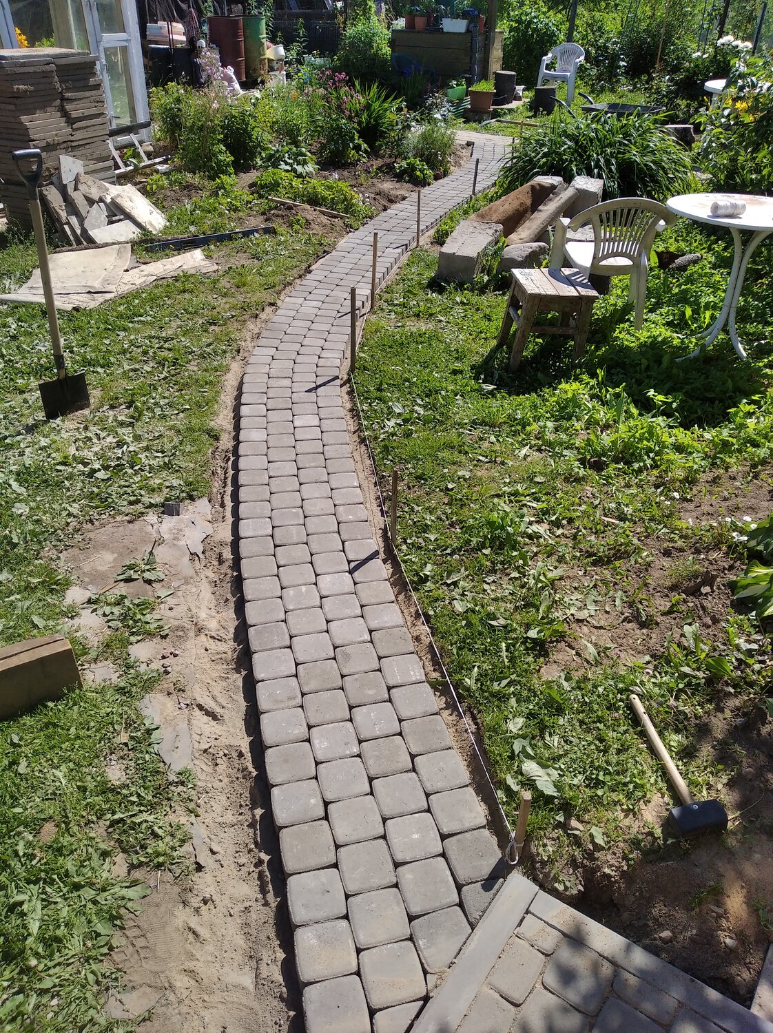 брусчатка на неровном участке, брусчатка на участке, извилистая дорожка из брусчатки, дорожка из брусчатки 80 см, брусчатка во дворе
