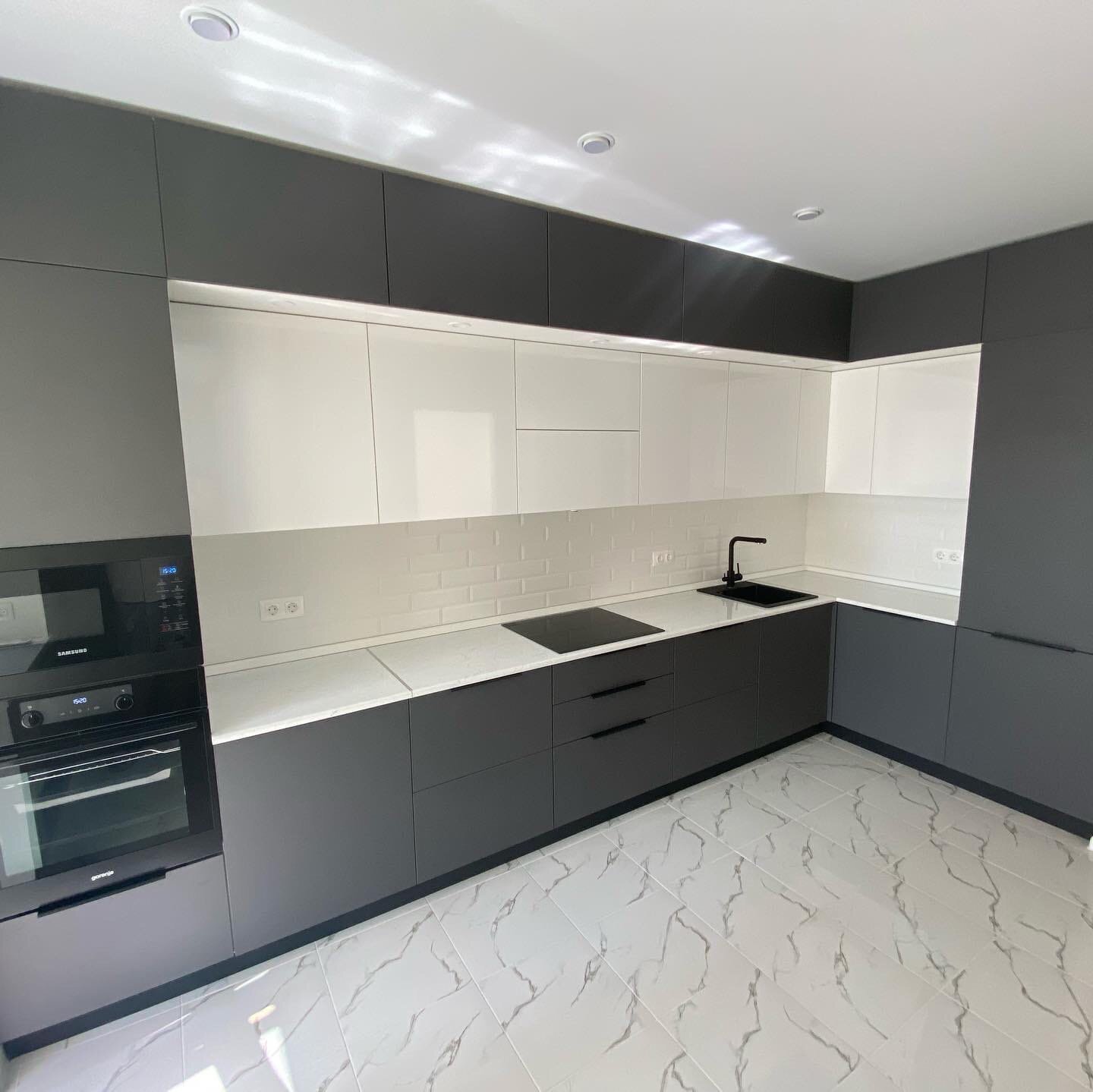 кухни из пластика, кухня фасад интегра черный глянец, кухня, дизайн кухни, кухня в современном стиле